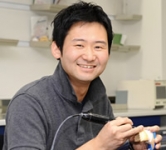 【歯科技工士学科】有限会社ファイン取締役上原 芳樹さん〈1995年卒業〉