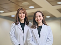 左：【2015年度卒業】春山 眞緒さん右：【2020年度卒業】春山 眞妃侶さん